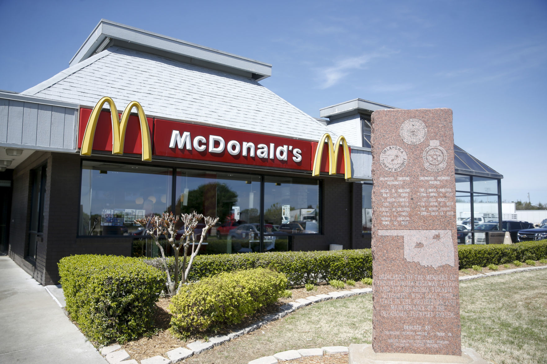 How are turnpike vendors such as McDonald's chosen?